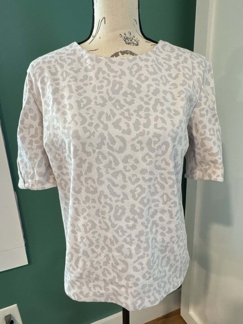Banana Republic Short Sleeve Top Size S Grey Leopard Print